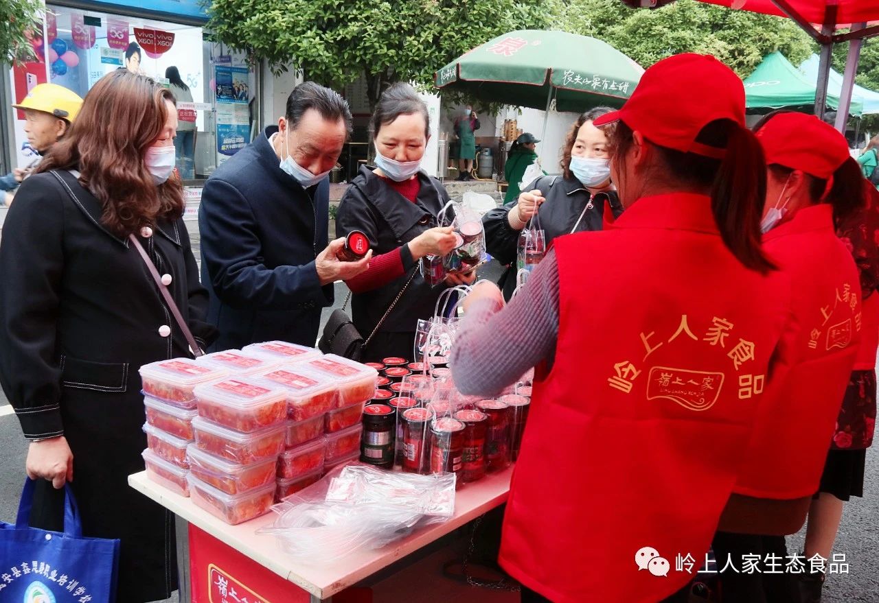 嶺上人家特色產(chǎn)品熱賣嫘祖廟會