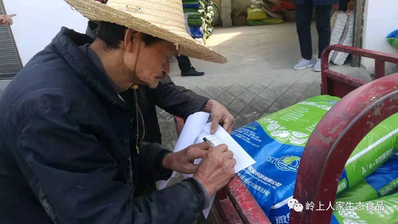幫帶扶貧送化肥 愛心農(nóng)資暖人心